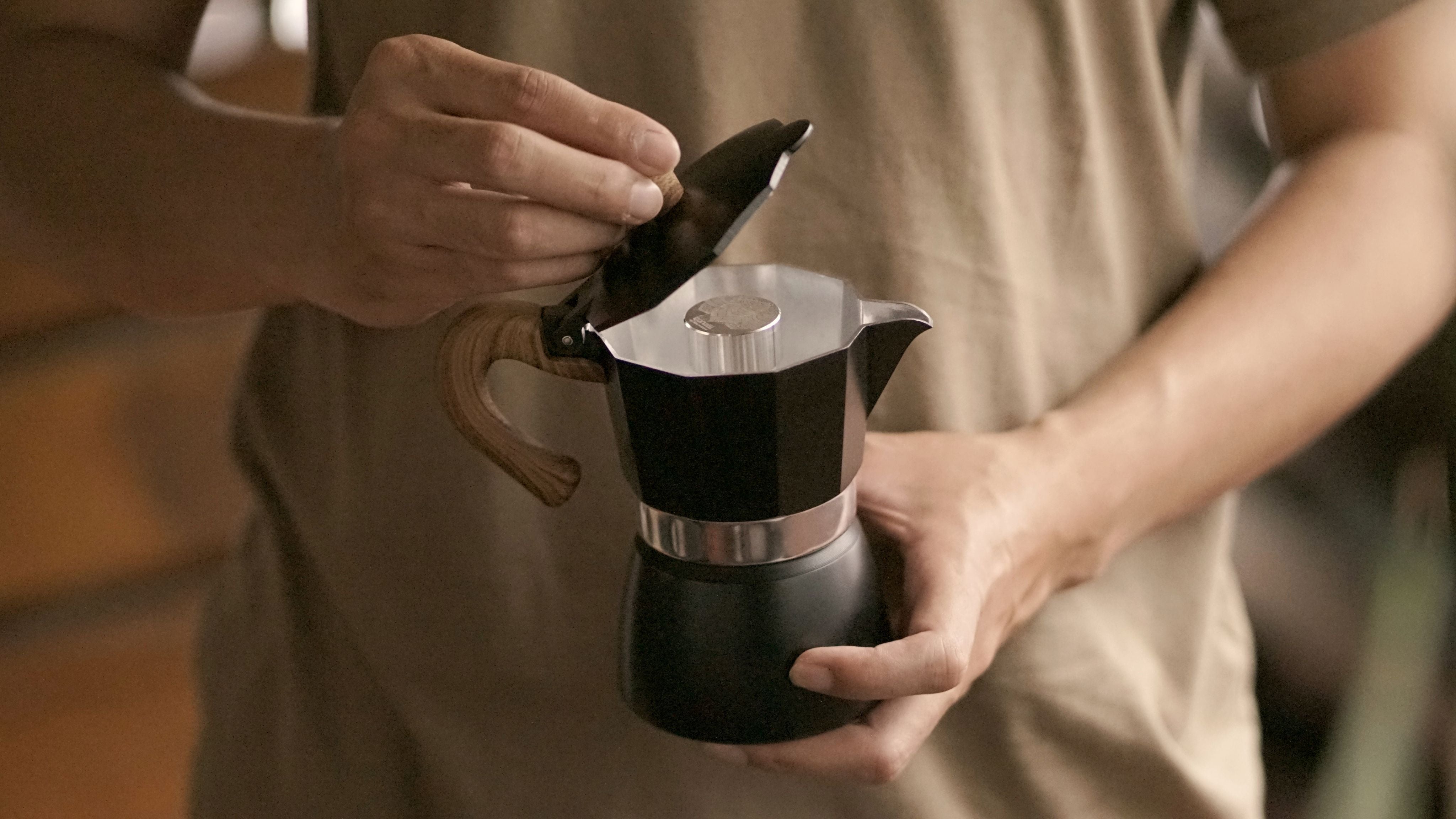 Moka pot brewing device at home